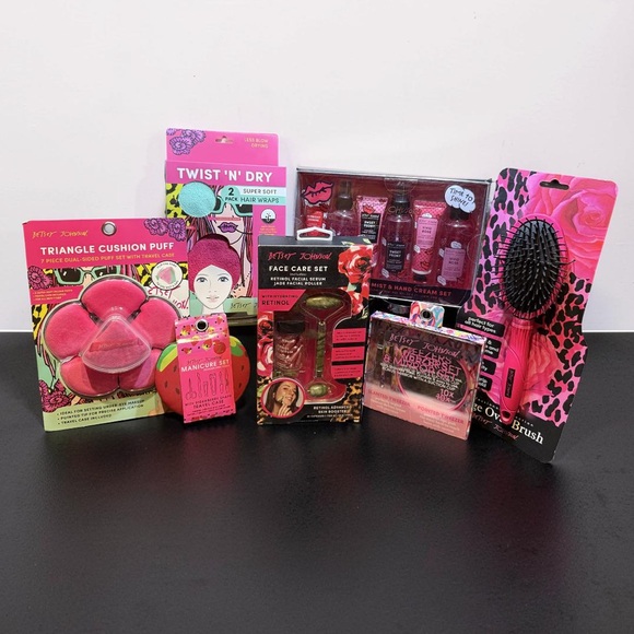 Betsey Johnson NWT Set of 7 Beauty Tools Hair Wrap Brush Facial Serum etc. BJ010